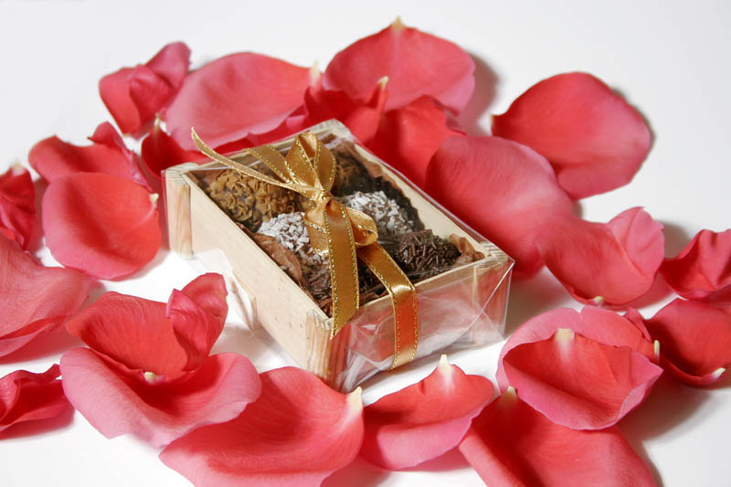6 Truffles with Filling in Wooden Box with Ribbon, 102g