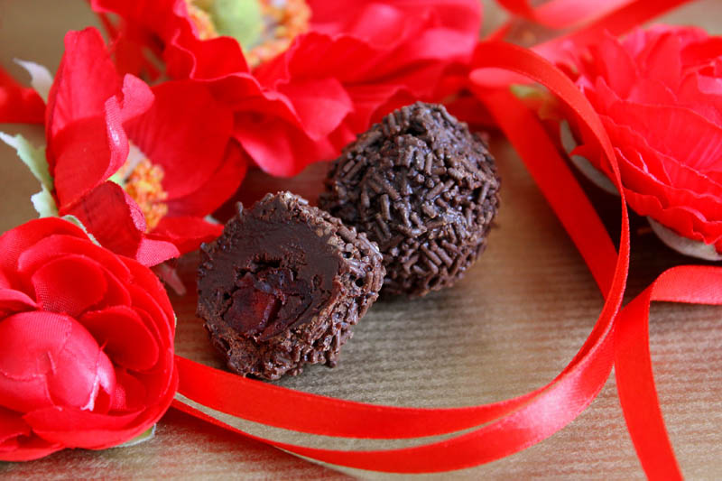 102 g - 6 Truffles with Filling in Wooden Box with Ribbon, 102g