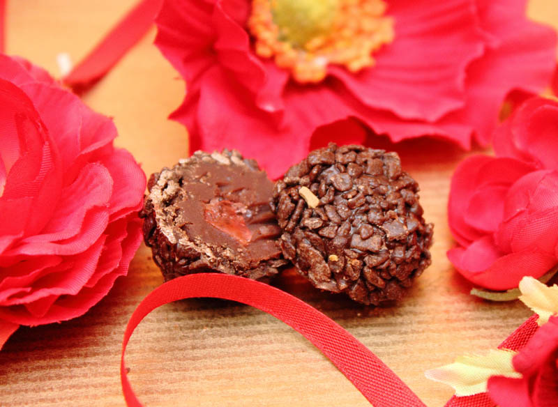 6 Truffles with Filling in Wooden Box with Ribbon, 102g