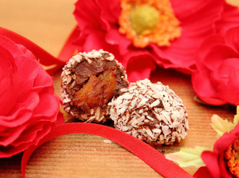 Chocolate Truffles - 6 Truffles with Filling in Wooden Box with Ribbon, 102g