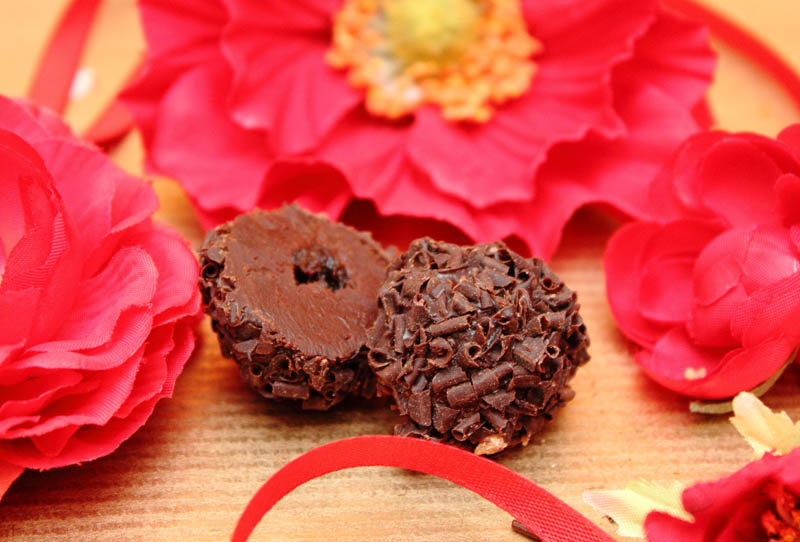 Creamy - 6 Truffles with Filling in Wooden Box with Ribbon, 102g