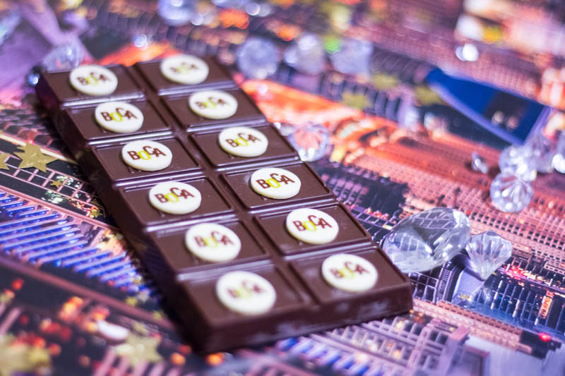 Корпоративный Шоколад - 224г Шоколадная Плитка украшенная с 2г-ыми плитками в Коробочке