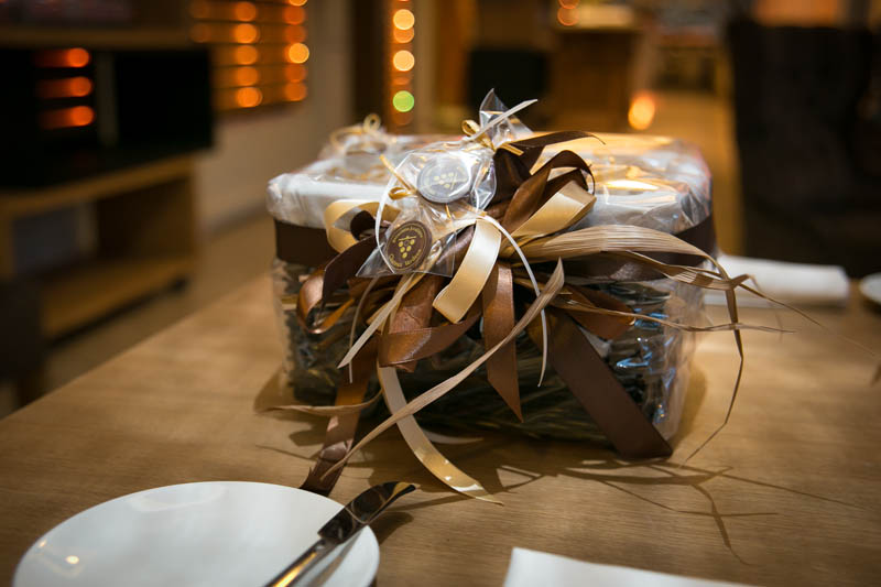 Подарки к Юбилею - 700г Плетеная соломенная корзина наполненная 150-тью 3-х граммовыми шоколадными плитками