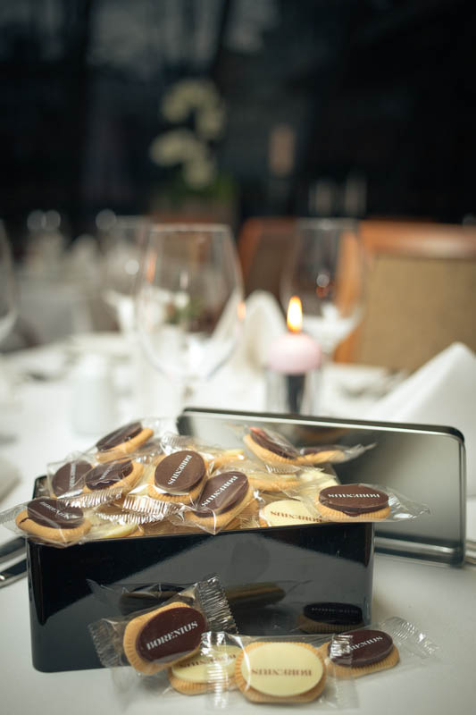 Unique Christmas Gifts - Metal box filled with 30 pcs of 5 g biscuits topped with branded chocolate bar, 300g