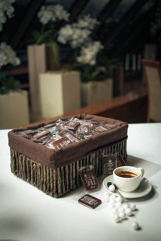 Unique Christmas Gifts - Fabric basket decorated with woven threads filled with 300 pcs of 7 g chocolate bars, 2.5kg