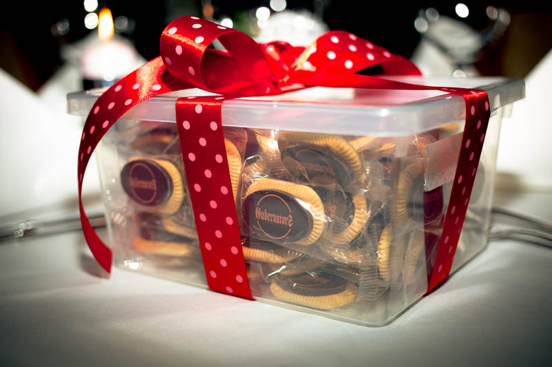 Baskets with Chocolate - 400g Plastic box filled with 50 pcs of 5 g biscuits topped with branded chocolate bar