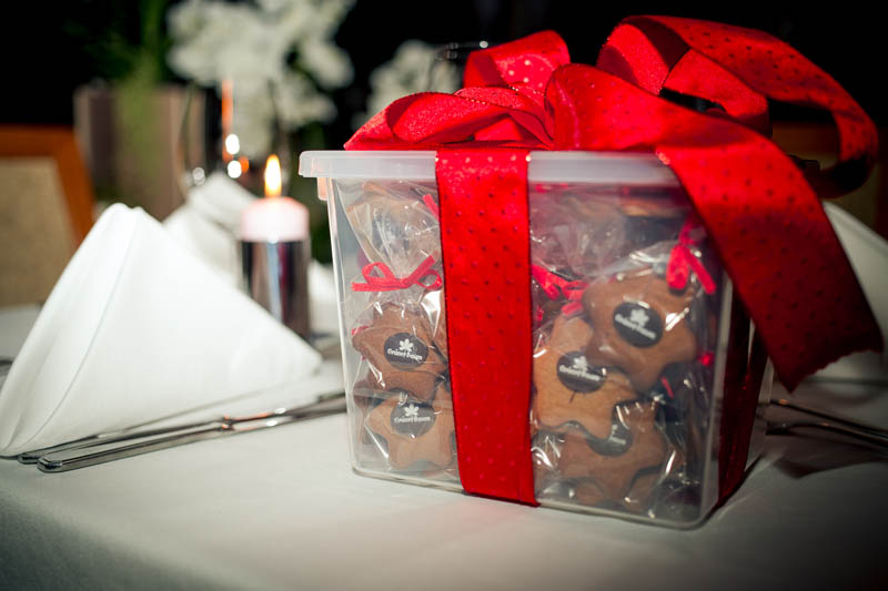 Международные Подарочные Корзины - 400г Пластиковая коробка наполненная 50-тью 5-ти граммовыми перцовыми печеньями сверху которых шоколадная плитка с печатью