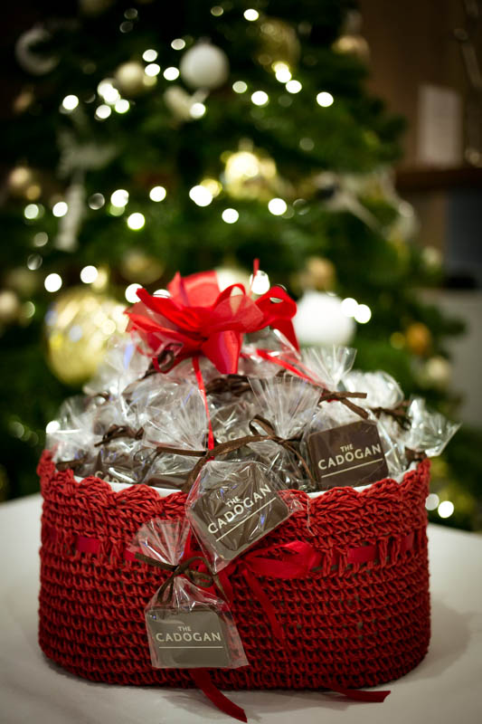 Horeca Marketing - Crocheted basket filled with 50 pcs of 7 g promotional chocolate bars, 550g