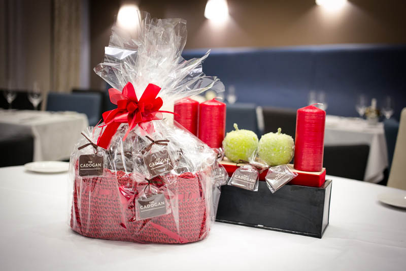 Horeca Marketing - Crocheted basket filled with 50 pcs of 7 g promotional chocolate bars, 550g