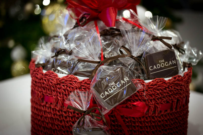 Horeca Marketing - Crocheted basket filled with 50 pcs of 7 g promotional chocolate bars, 550g