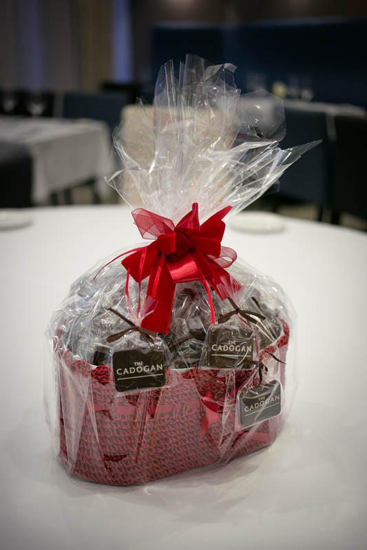 Horeca Marketing - Crocheted basket filled with 50 pcs of 7 g promotional chocolate bars, 550g