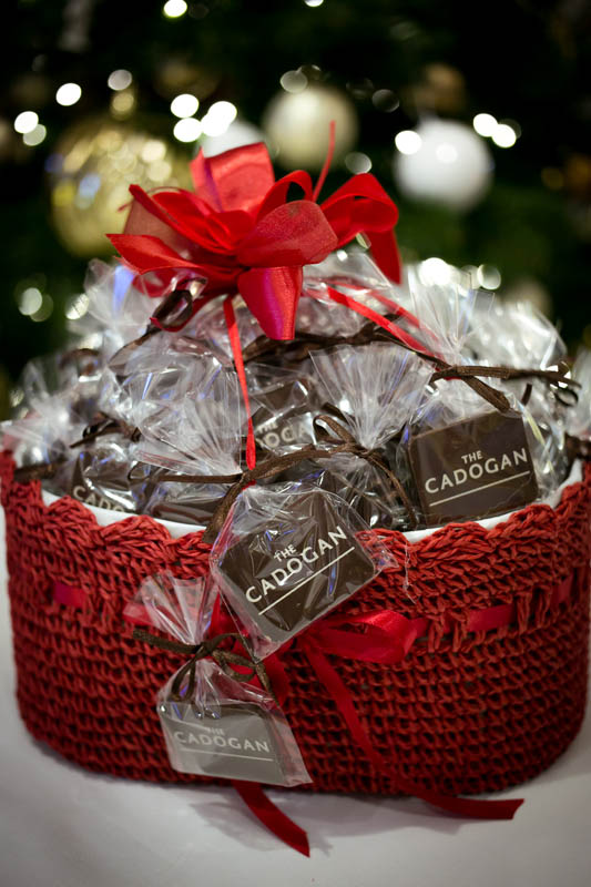 Horeca Marketing - Crocheted basket filled with 50 pcs of 7 g promotional chocolate bars, 550g