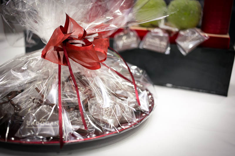 Подарки к Юбилею - 450г Пластиковая тарелка наполненная с 50-тью 7-ми граммовыми шоколадными плитками