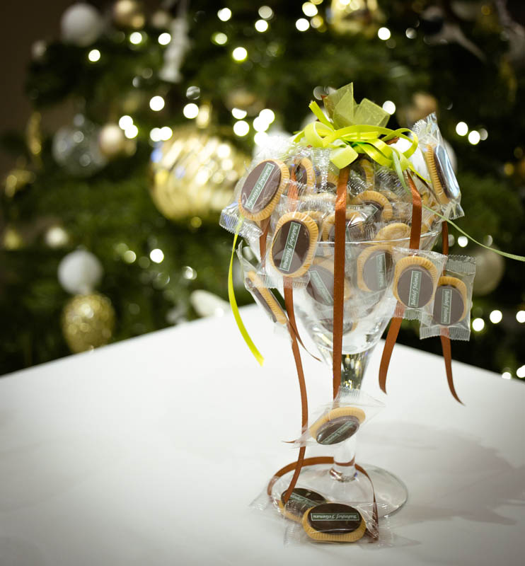 Международные Подарочные Корзины - 350г Стеклянная ваза наполненная 20-тью 5-ти граммовыми печеньями сверху которых шоколадная плитка с печатью
