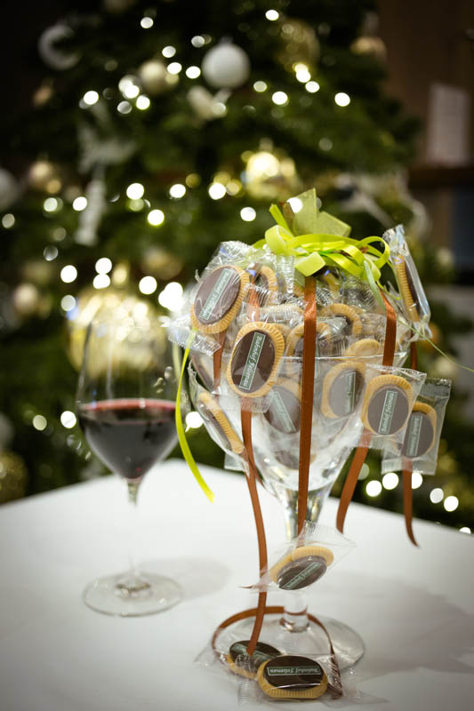 Glass Bowl Sweets - Glass vase filled with 20 pcs of 5 g biscuits topped with branded chocolate bar, 350g