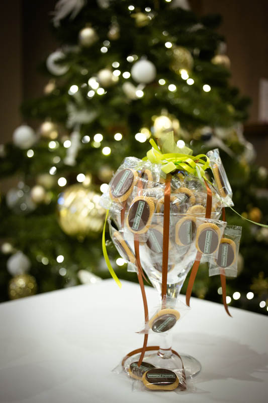 Chocolate Biscuits - Glass vase filled with 20 pcs of 5 g biscuits topped with branded chocolate bar, 350g