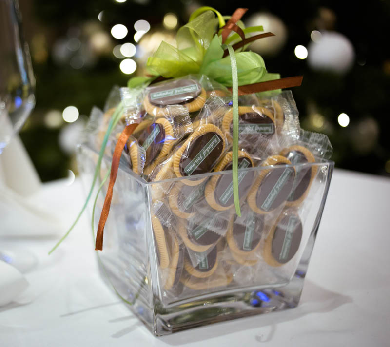 Подарки к Юбилею - 450г Стеклянная ваза наполненная 40-ка 5-ти граммовыми печеньями сверху которых шоколадная плитка с печатью