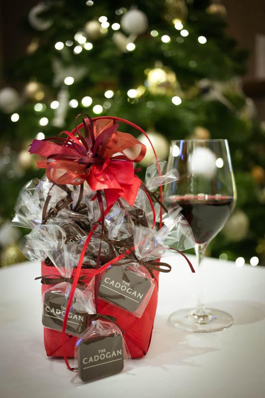Подарки к Юбилею - 370г Плетеная корзина из берёсты с 30-тью 7-ми граммовыми шоколадными плитками
