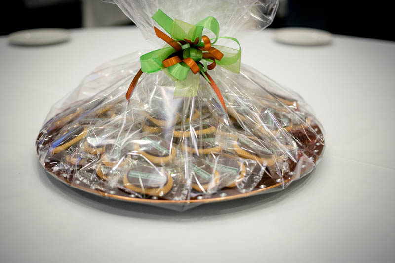 Подарки к Юбилею - 350г Пластиковая тарелка наполненная с 50-тью 5-ти граммовыми печеньями сверху которых шоколадная плитка с печатью