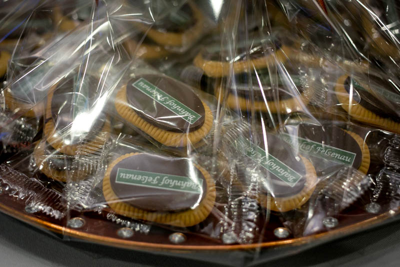 Unique Christmas Gifts - Plastic plate filled with 50 pcs of 5 g biscuits topped with branded chocolate bar, 350g