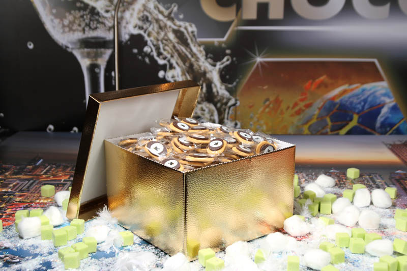 Unique Christmas Gifts - Pack of 300 Cookies in a Golden Box, 1850g