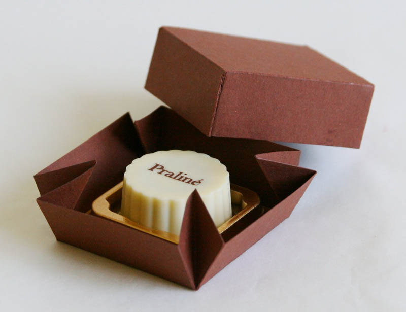 Praline with Hazel Nut Cream Filling in a box, 13g