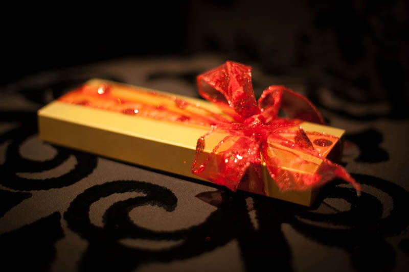 Šokolādes dāvanas - 5 Konfektes ar riekstu krēma pildījumu kastītē, 65g (13g x 5 gab)