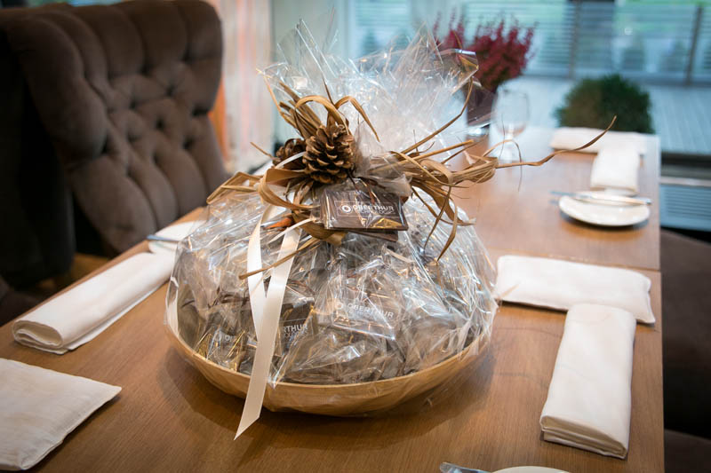 Подарки к Юбилею - 4.5кг Деревянная тарелка наполненная 200-ми 20-ти граммовыми шоколадными плитками