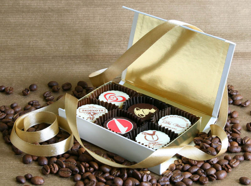 White Gift Box - 6 Pralines with Hazel Nut Cream Filling in a Box with Magnet, 78g (13g x 6 pc)