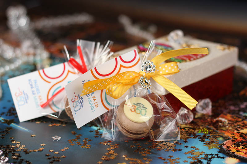 Шоколадные Пригласительные - 15г Печенье Макарун с шоколадом в мешочке с ленточкой